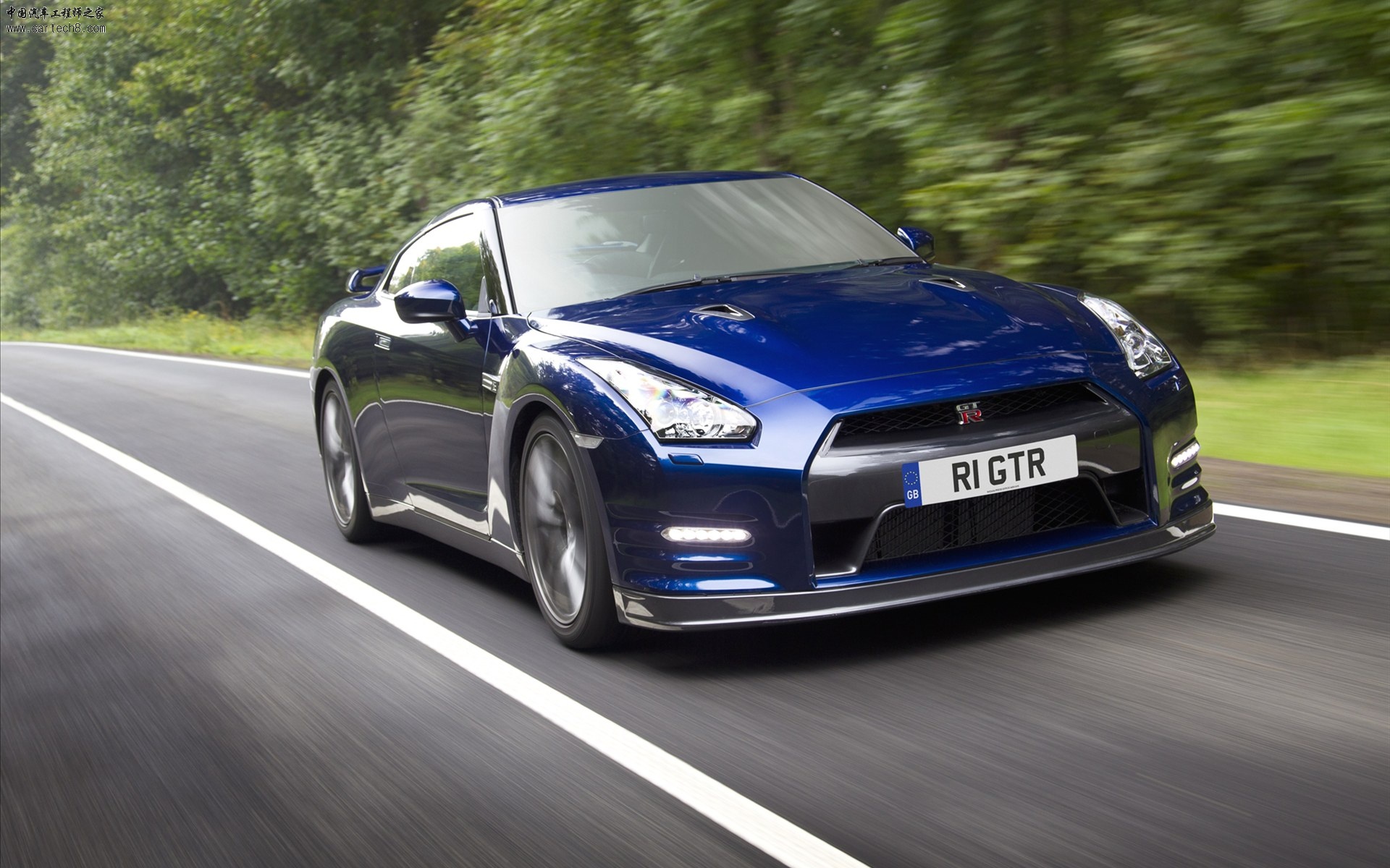 Nissan-GT-R-2011-widescreen-05.jpg