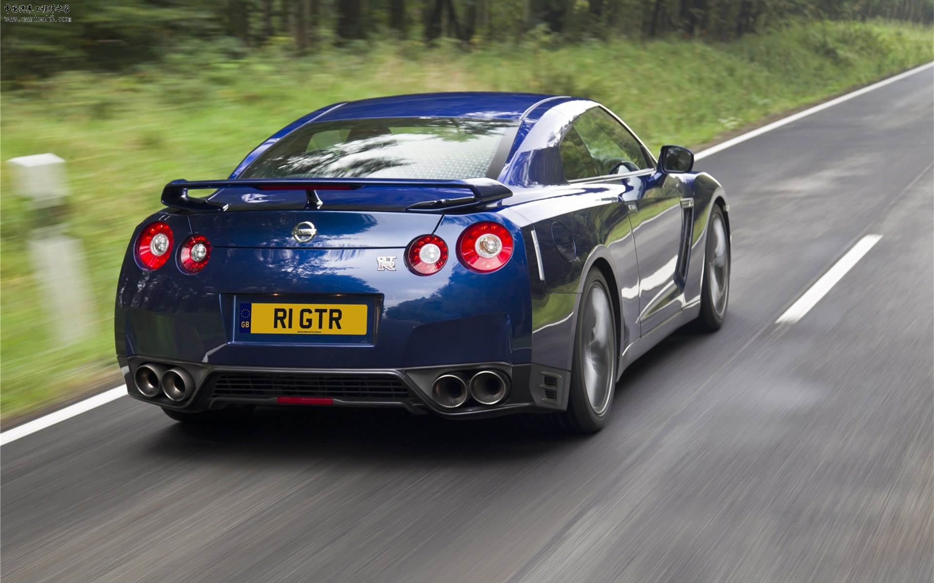 Nissan-GT-R-2011-widescreen-06.jpg