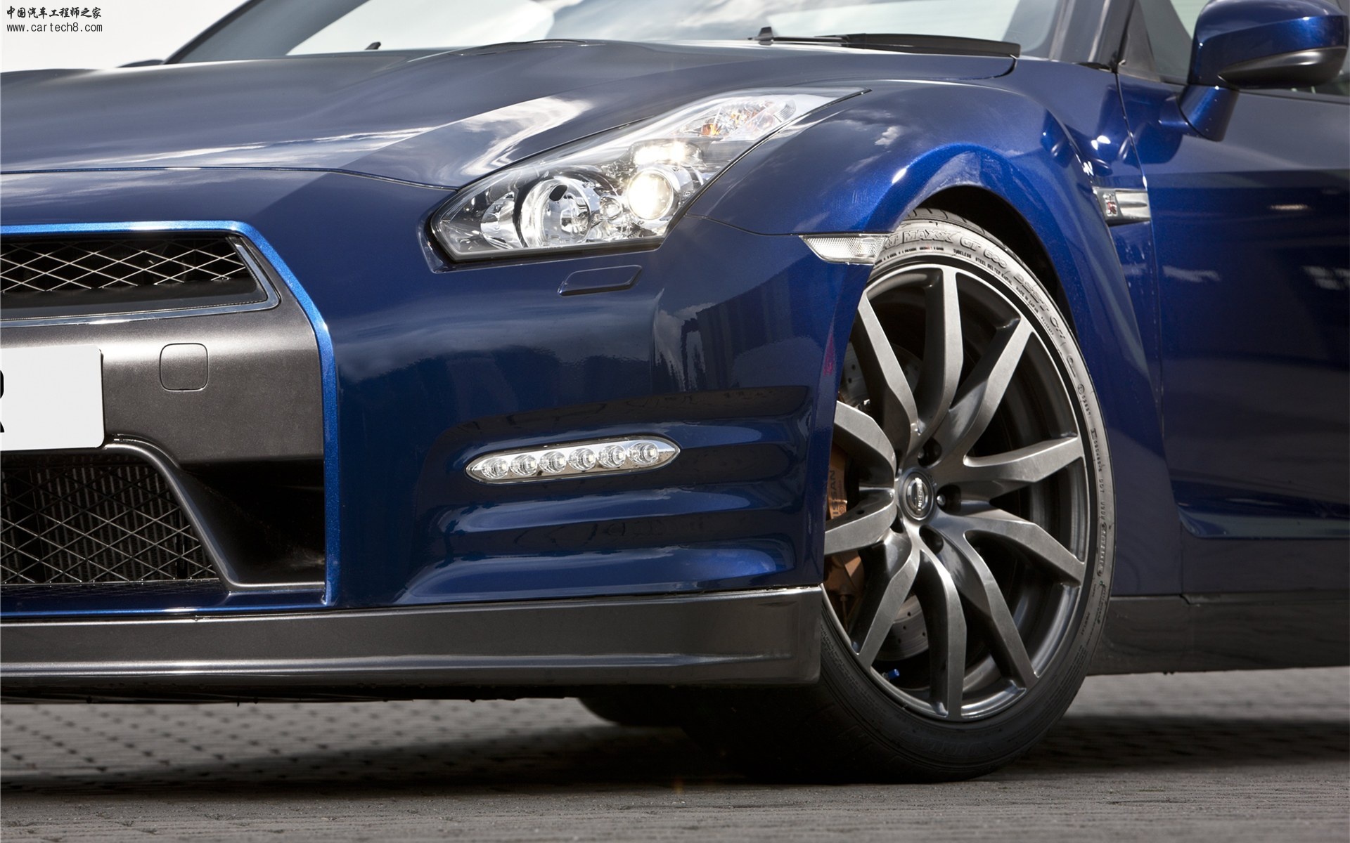 Nissan-GT-R-2011-widescreen-07.jpg