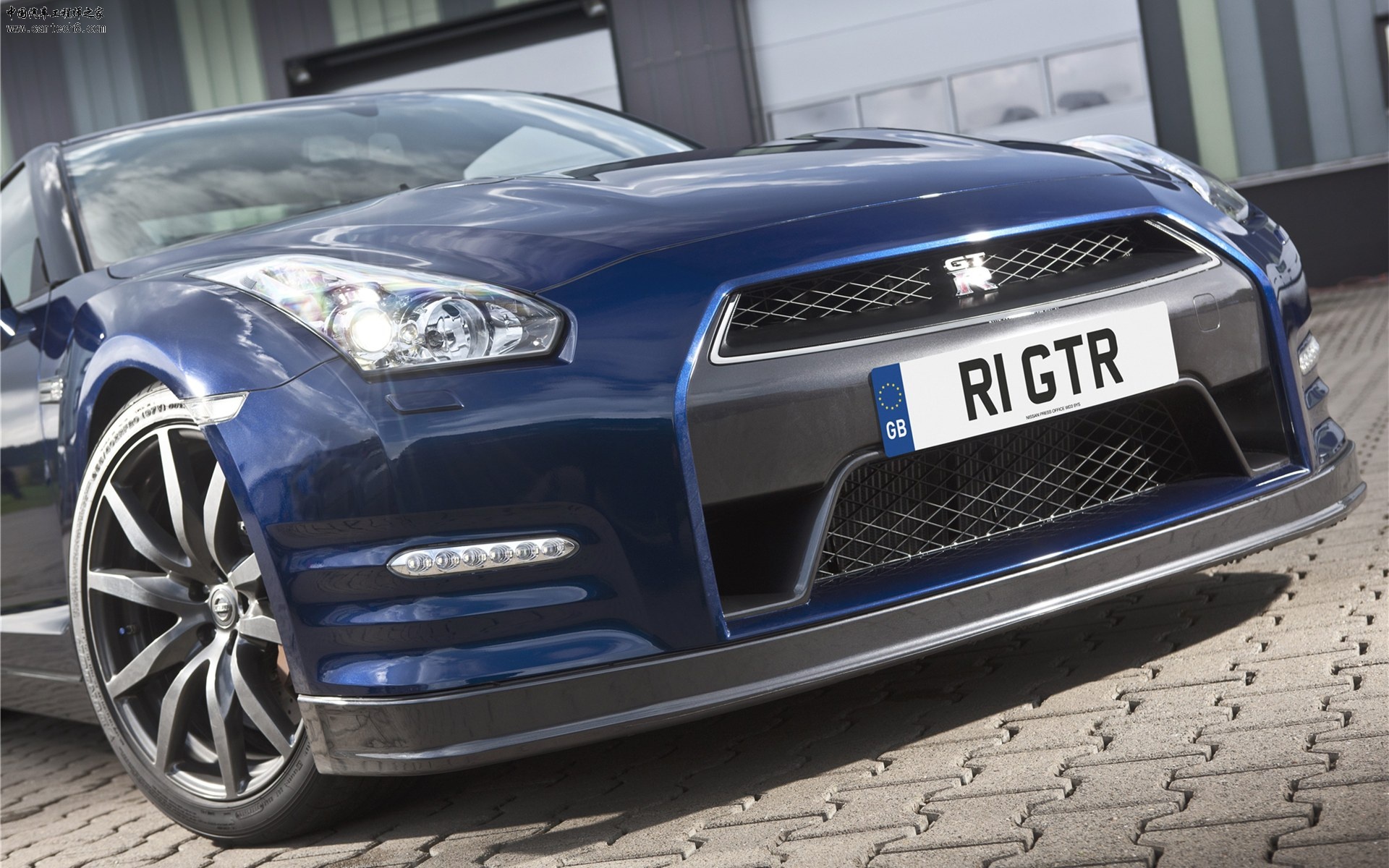 Nissan-GT-R-2011-widescreen-08.jpg