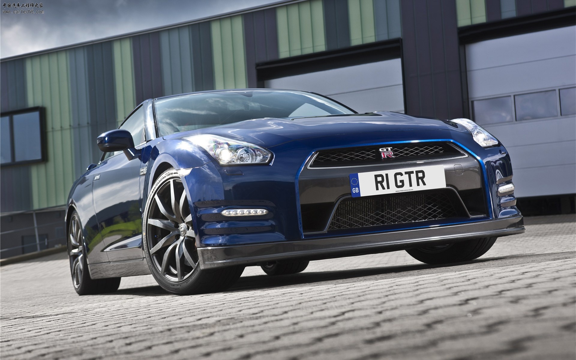 Nissan-GT-R-2011-widescreen-09.jpg