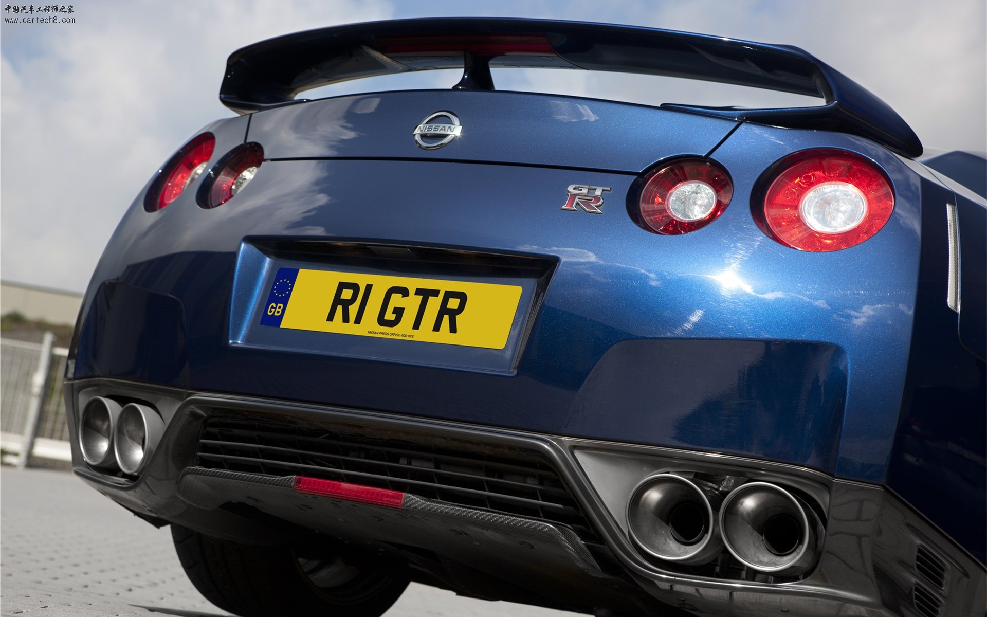 Nissan-GT-R-2011-widescreen-10.jpg