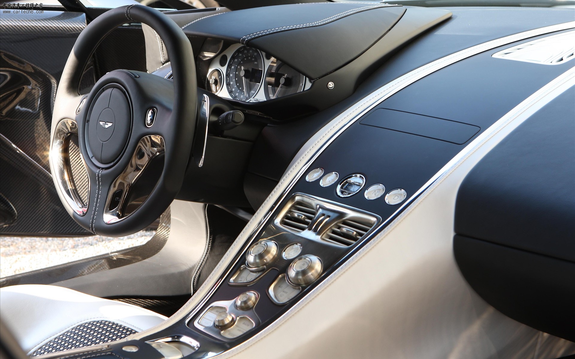 aston-martin-one-77-widescreen-02.jpg