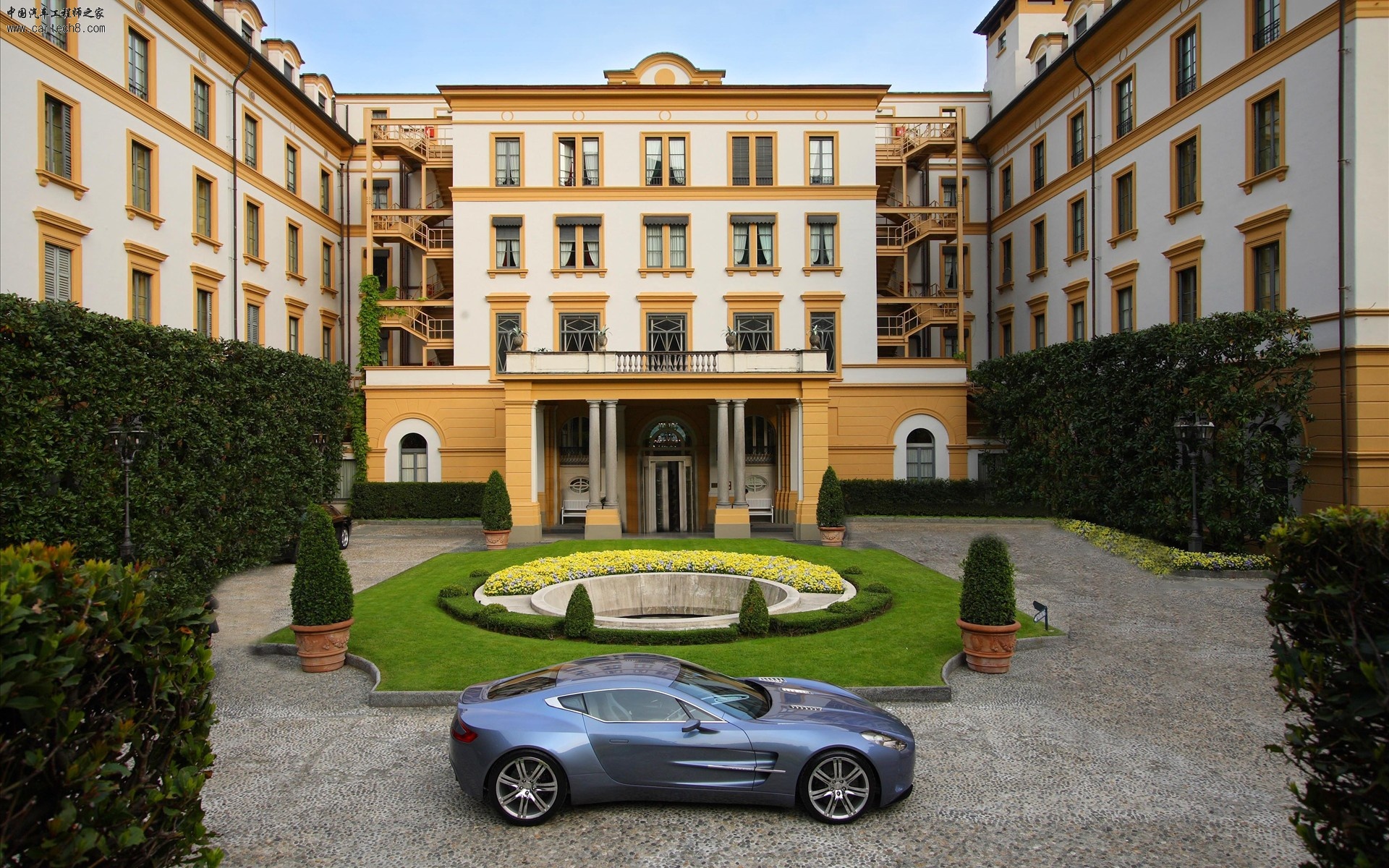 aston-martin-one-77-widescreen-05.jpg