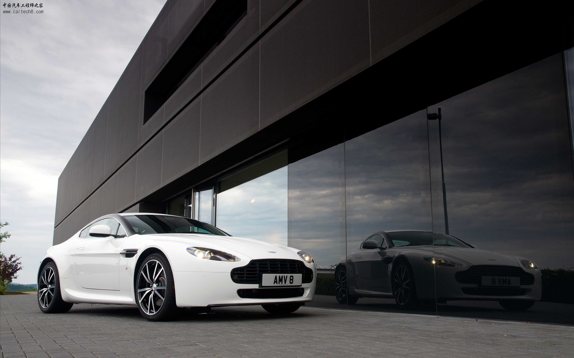 Aston-Martin-V8-Vantage-N420-2011-widescreen-04.jpg