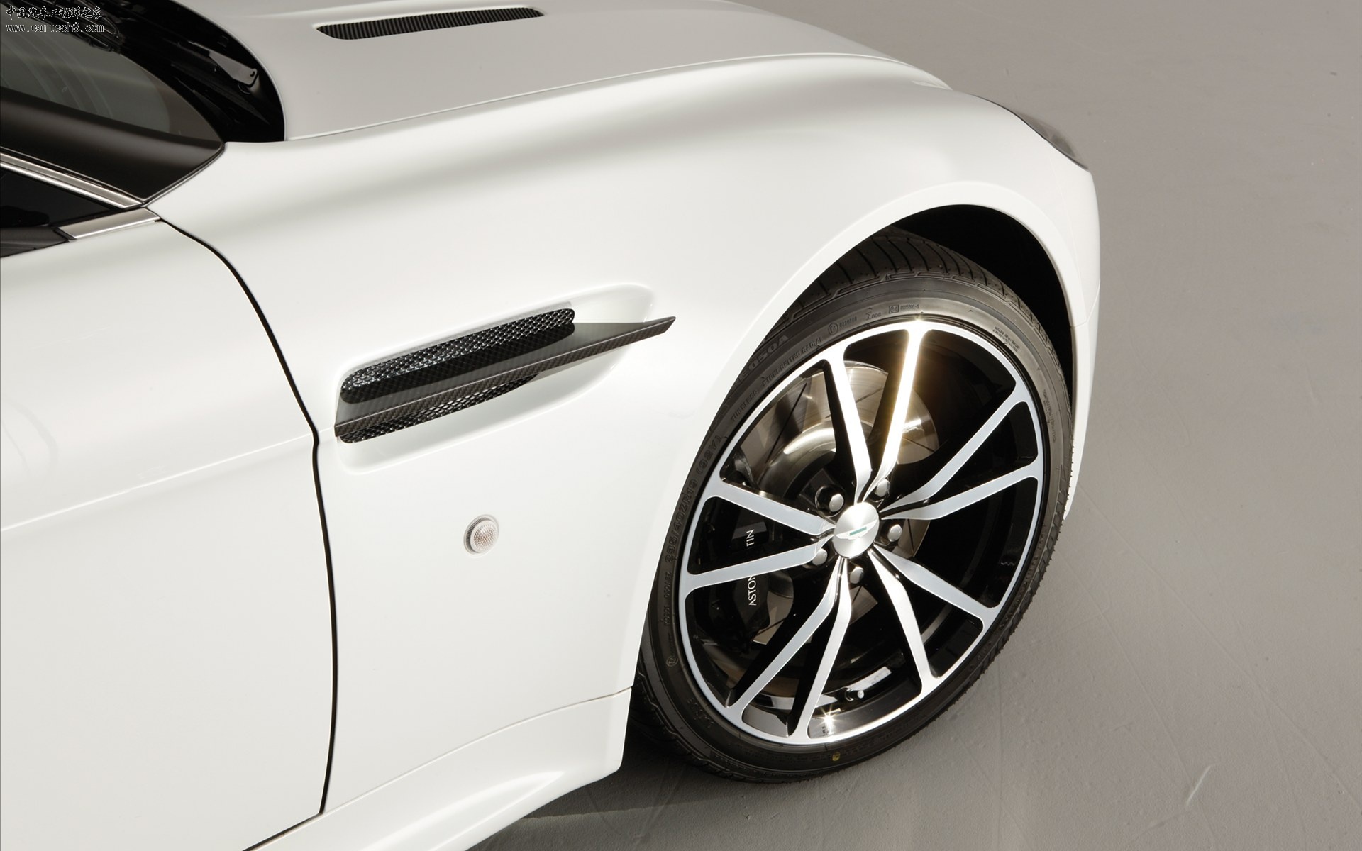 Aston-Martin-V8-Vantage-N420-2011-widescreen-07.jpg