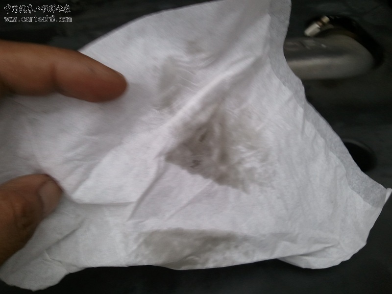 用纸一试明显机油是喷出来了。