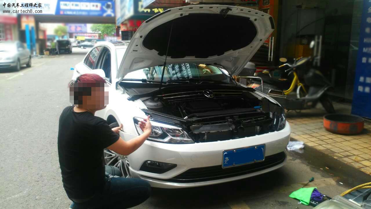 师傅在边拆车，边跟客户沟通.jpg