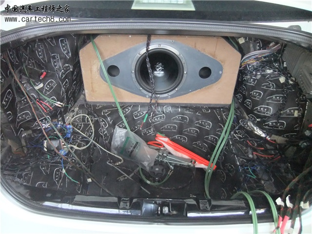 6德国零点GZUW 300SQ超低音装在尾箱内侧.jpg