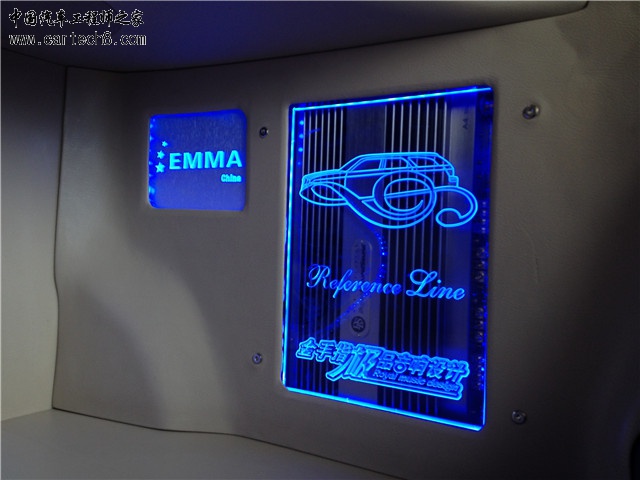 11功放保护玻璃板边上的灯光效果.JPG