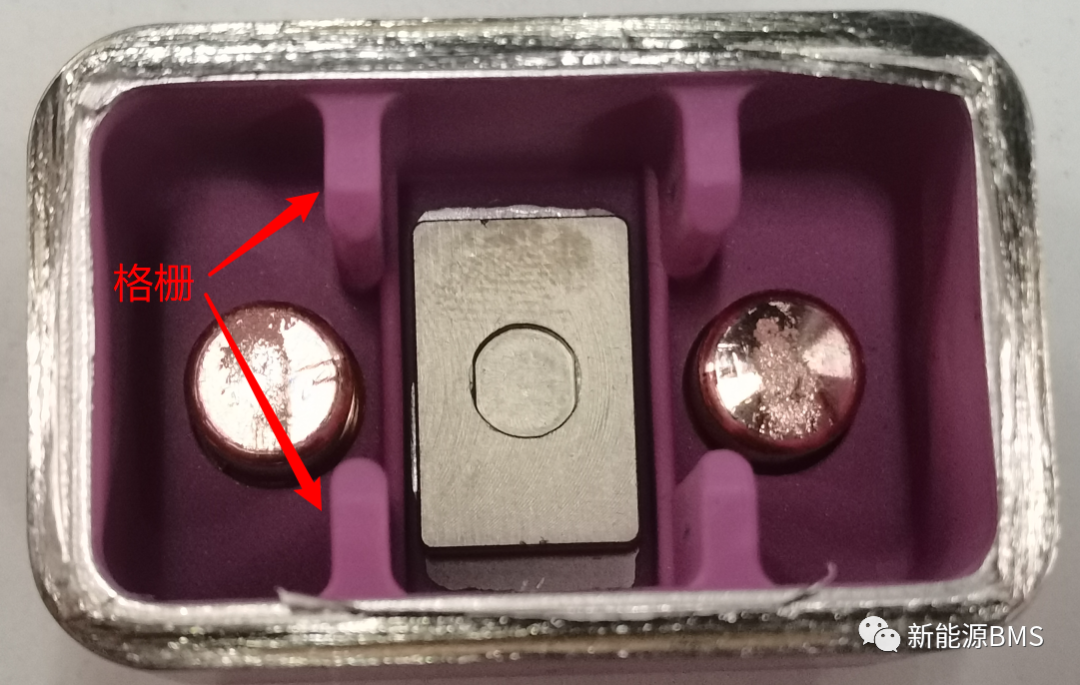 比亚迪汉EV电池包BDU里面的高压部件w19.jpg