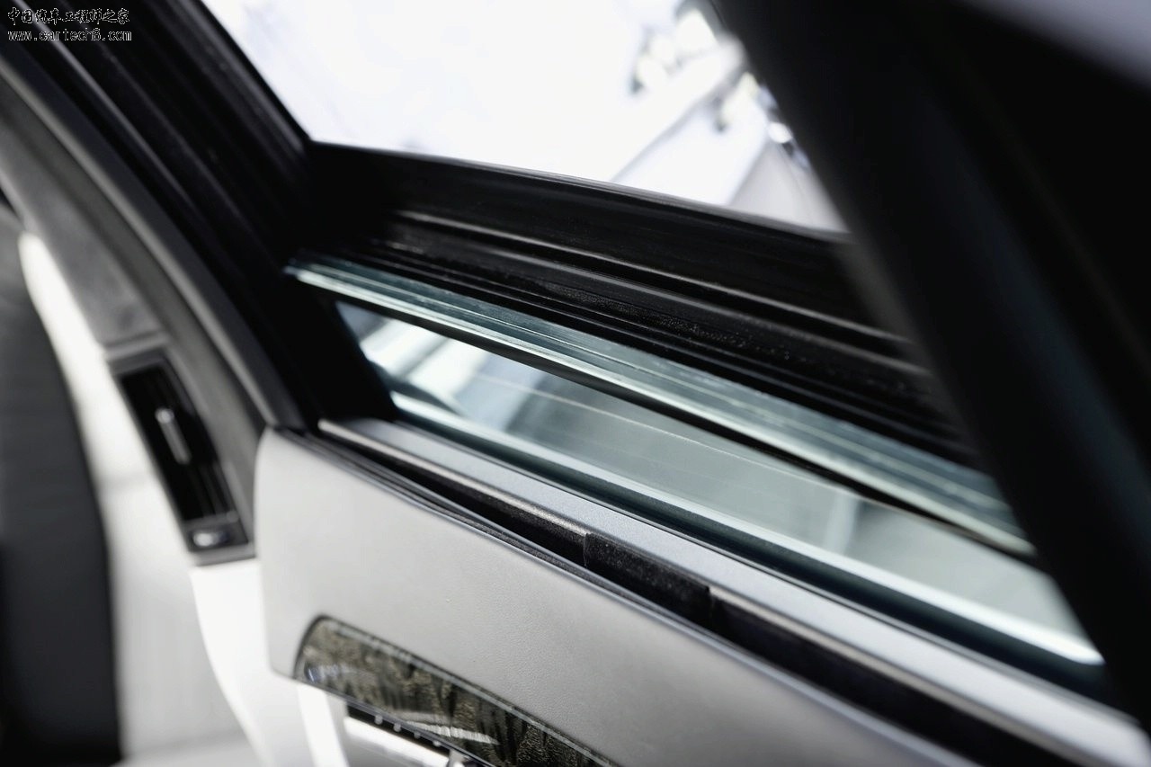 2009-Mercedes-Benz-S-600-Pullman-Guard-Limousine-13.jpg