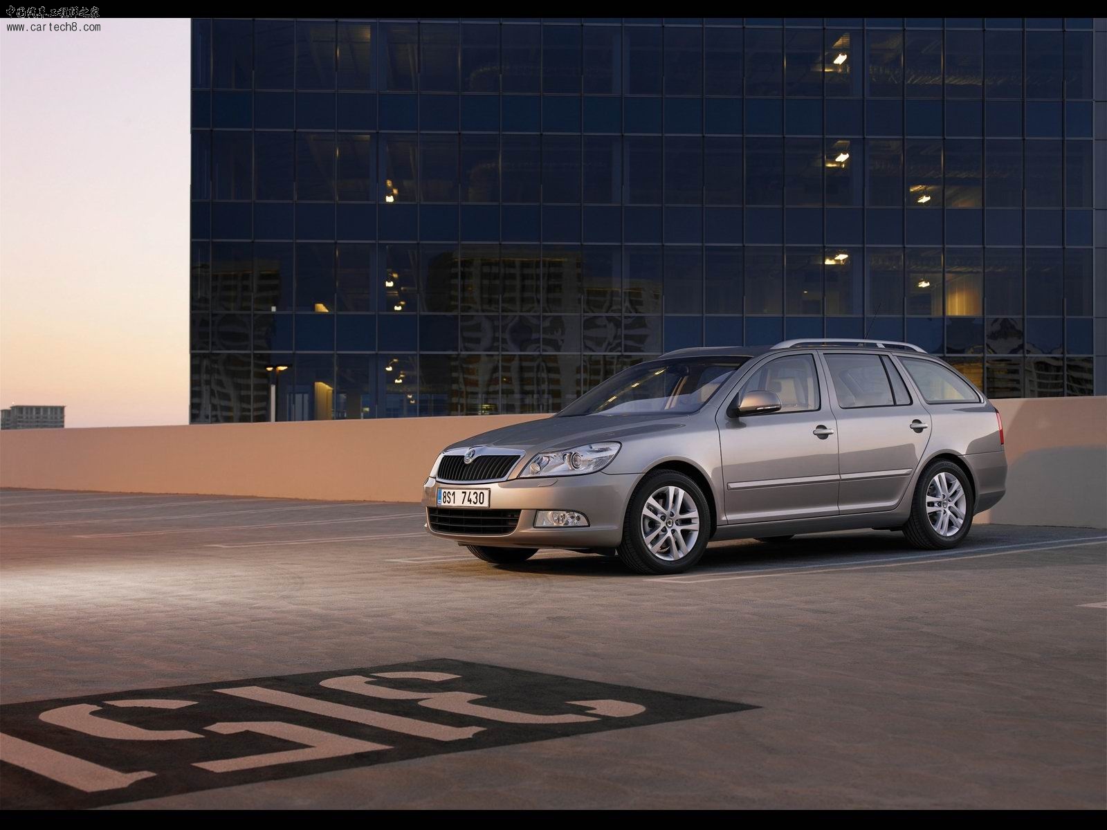 2009-Skoda-Octavia-Combi-01.jpg