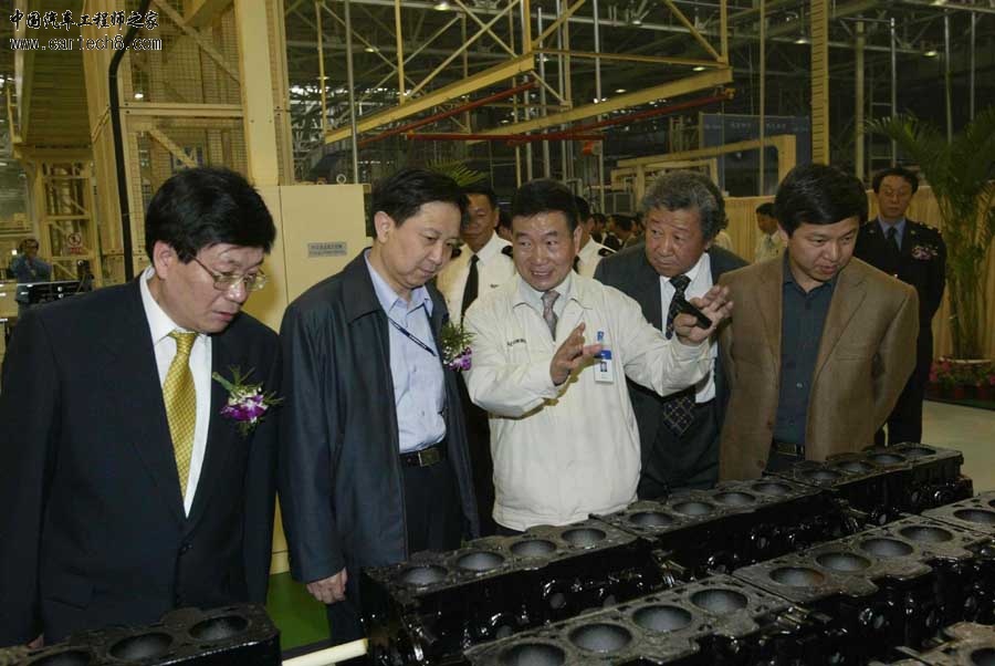 副总经理葛凯向大家介绍生产线.jpg